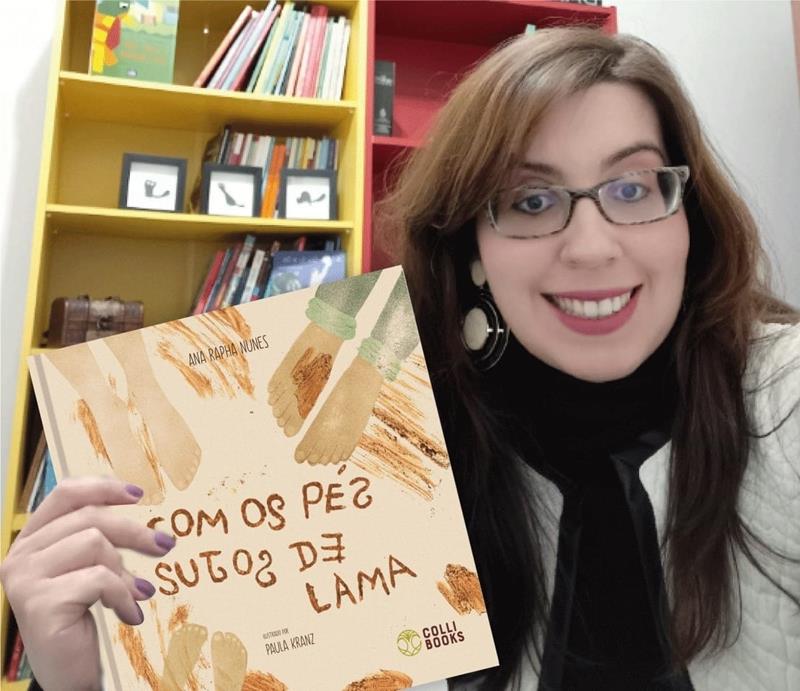 Ana Rapha autora Com pes sujos de lama